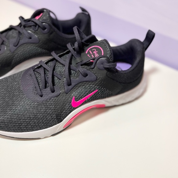 Nike woman’s running shoes size 8 black and hot pink - Picture 2 of 8